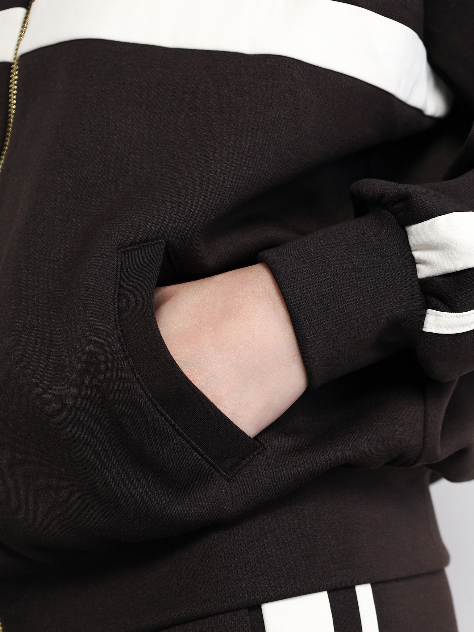 Куртка трикотажная темно-коричневого цвета прямого кроя